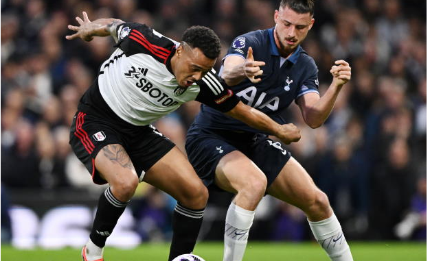 Il difensore del Tottenham Hotspur Radu Dragusin in azione contro il Fulham